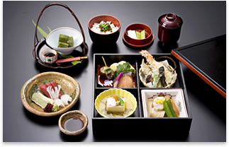 Shokado Bento (Lunch box with rice, sashimi, simmered vegetables and more)   Matsu