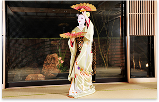 การเต้นรำแบบญี่ปุ่นที่สง่างามของไมโกะ